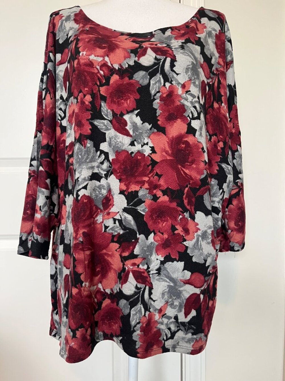 Ultra Teeze Floral Print Womens Top Size 3X Plus Scoop Neck Roses Red Grey Black